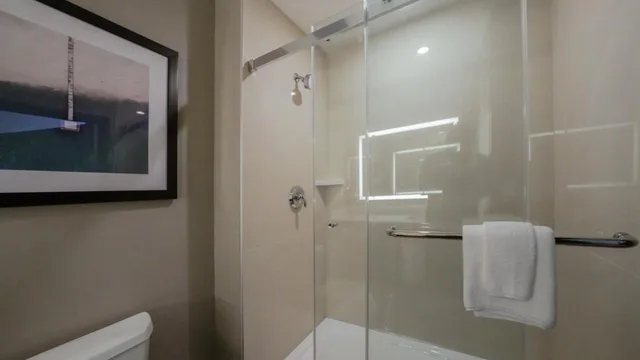 غرفة بسرير كينج بإطلالة على الفناء، La Quinta Inn & Suites by Wyndham Santa Cruz 5/6