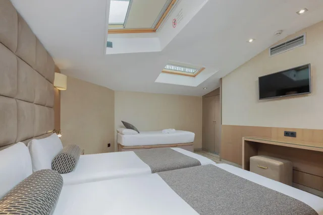 غرفة ثلاثية، Hotel Suizo 4/8