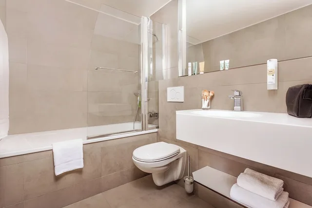 غرفة قياسية ثلاثية بسريرين منفصلين مع أريكة، Everness Hotel and Resort 10/10
