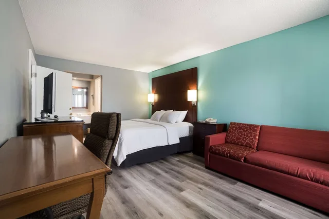 Adjoining, Suite, King Bed, Smoking, Accessible، Americas Best Value Inn Blytheville 6/7