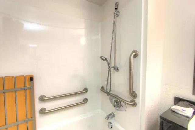 غرفة بسرير كوين لذوي الإعاقة، Howard Johnson By Wyndham Harrisonburg 6/7