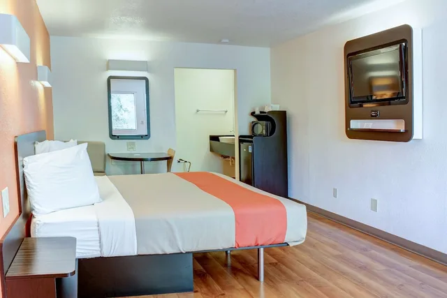 1 King Bed - Mobility Accessible Tub, Nsmk, Motel6 Bishop, CA 10/10