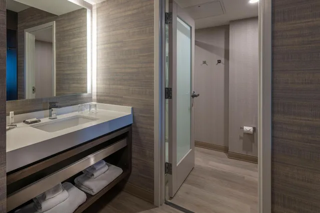 غرفة بسرير كينج مع أريكة بحوض استحمام لذوي الإعاقة، Wichita Marriott 5/7