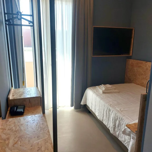 غرفة مفردة، Hotel Little 3/5