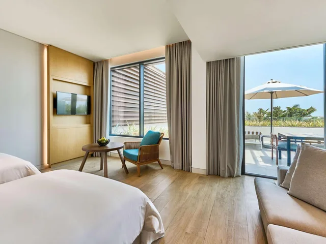 Junior Suite, Single, Beach Front, Terrace, Movenpick Resort Al Marjan Island 4/7