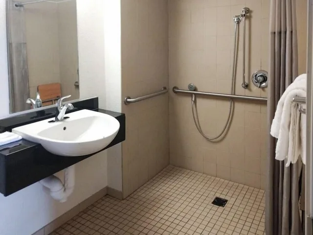 غرفة قياسية بسرير كوين، Motel6 Cheyenne, WY 3/4