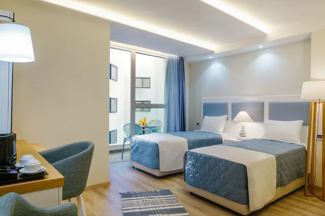 غرفة ديلوكس بسريرين منفصلين بشرفة، Qbic City Hotel 2/3