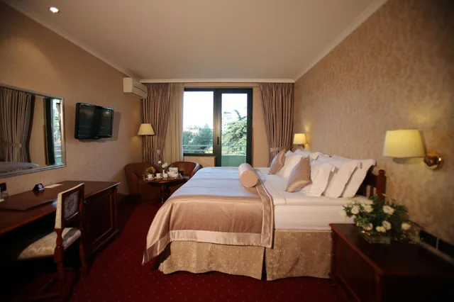 City, Double Bed, Balcony، Grand Hotel & Spa Tirana 1/1