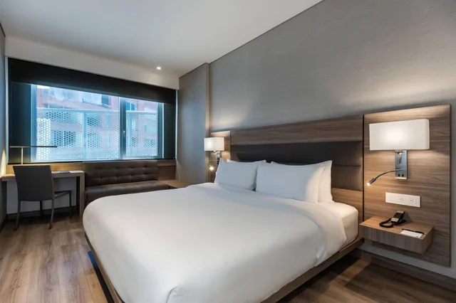 غرفة قياسية بسرير كينج، AC Hotel by Marriott Bogota Zona T 1/8