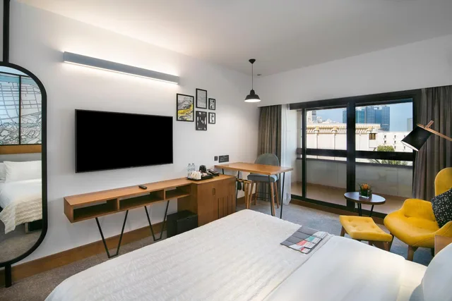 Club, King Bed, Resort View, Club Lounge Access، Le Meridien Abu Dhabi 2/5