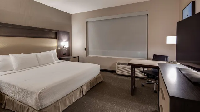 غرفة قياسية بسرير كينج لذوي الإعاقة، Best Western Plus Executive Residency Rigby's Water World Hotel 3/9