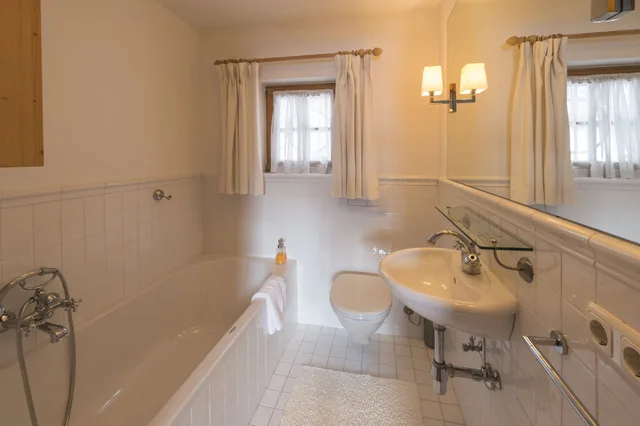 شاليه ديلوكس بخمسة أسرّة بإطلالة على الجبل بـ5 غرف نوم، Chalet Valerie 3/5