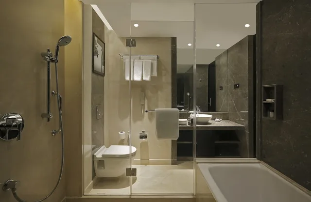 غرفة بريميوم بسرير كينج، Crowne Plaza Pune City Centre 7/9