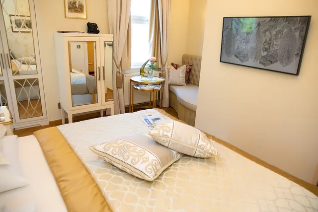 غرفة رومانسية بسرير كينج بإطلالة على المدينة بحوض استحمام، Schloss Monchstein Hotel 3/9