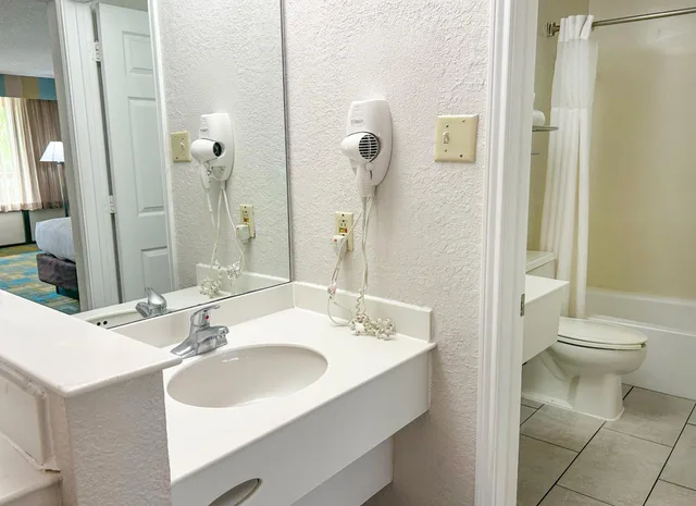 غرفة تنفيذية بسرير كينج، Hotel Monreale Inn & Studios I-Drive Icon Park Orlando 5/6