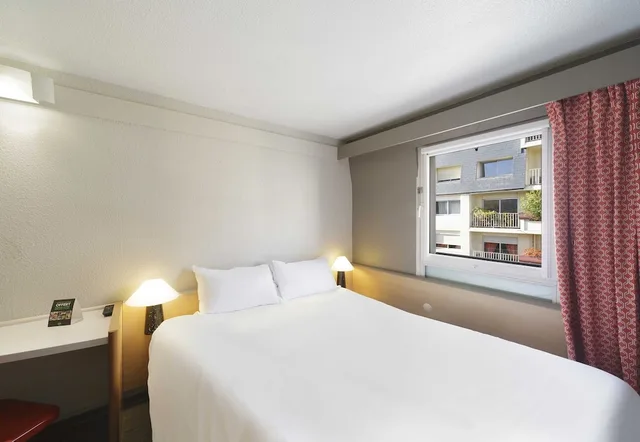 Standard, Triple, 1 Double and 1 Single Bed, B&B HOTEL Lourdes Centre Gare 3 etoiles 1/5