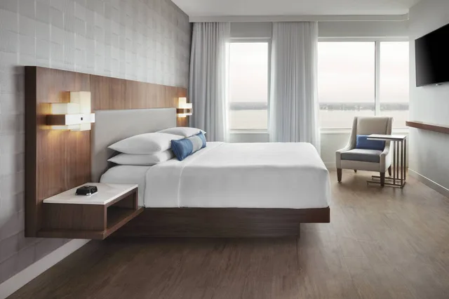 غرفة ديلوكس بسرير كينج، DELTA HOTELS BY MARRIOTT TROIS RIVIERES CONFERENCE CENTRE 1/10