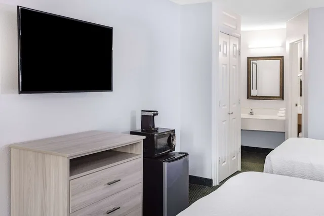 غرفة بسريرين مزدوجين، Days Inn & Suites by Wyndham Williamsburg Colonial 7/10