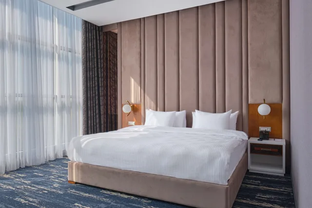 جناح رئاسي بسرير كينج بحوض جاكوزي، Panarams Tashkent Hotel a Member of Radisson Individuals 2/4