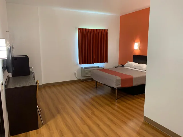 1 Queen Bed - Mobility Accessible Tub Nsmk، Motel6 Terrell, TX 6/10
