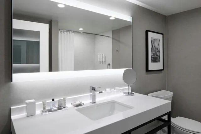 Guest Room, 2 Queen Beds, Concierge Level، Toronto Airport Marriott 5/6