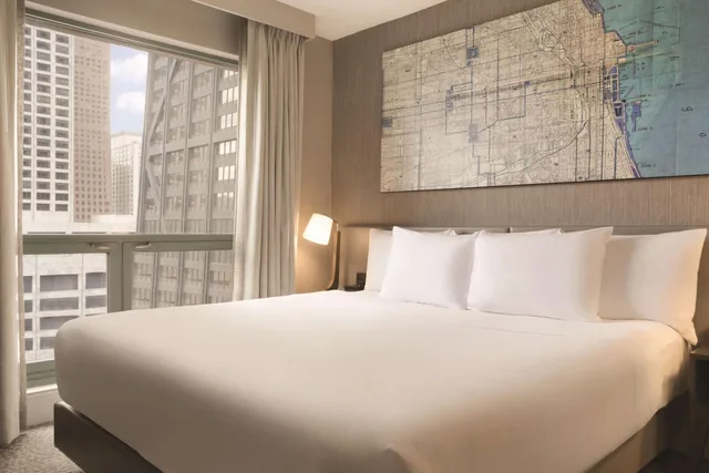 استوديو سوبيريور بسرير كينج مع أريكة في طابق مرتفع، Hilton Chicago Magnificent Mile Suites 1/3