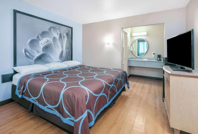 Room, King Bed, Super 8 by Wyndham New Braunfels I-35 1/5