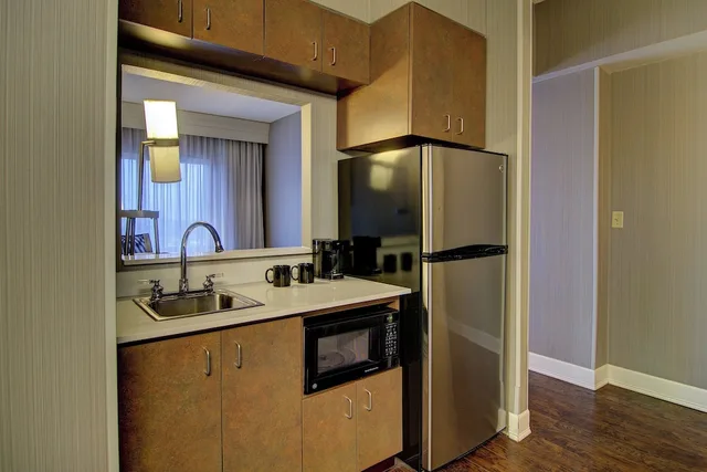 جناح بسرير كينج بغرفة نوم واحدة مع أريكة، Courtyard by Marriott Tysons McLean 3/3