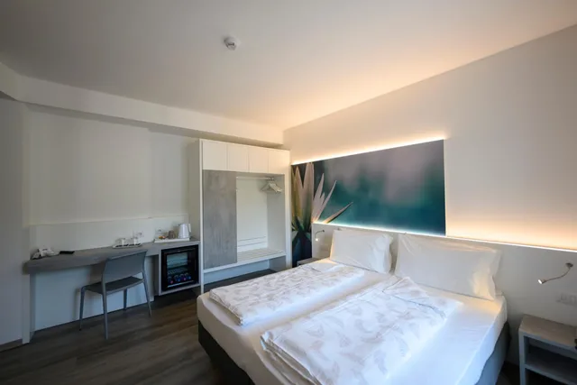 غرفة ثلاثية، Hotel Riviera 9/10