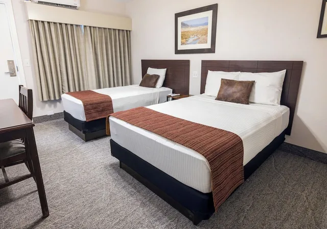 غرفة قياسية بسرير مزدوج وسرير فردي، Stovepipe Wells Village Hotel 2/4