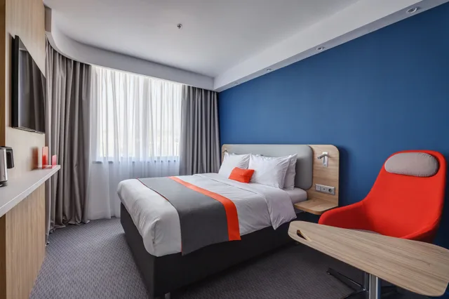 غرفة قياسية بسرير كوين، Holiday Inn Express - Almaty, an IHG Hotel 1/3