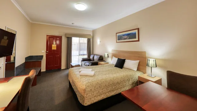 غرفة تنفيذية بسرير كوين بمطبخ صغير، Top of the Town Motel Benalla 1/4