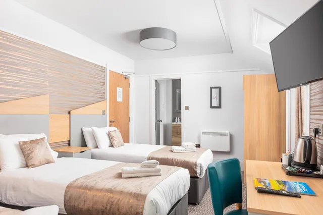 غرفة عائلية بسرير مزدوج وسريرين منفصلين، Caledonian Hotel Ullapool 1/1