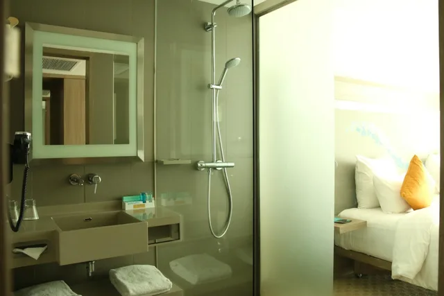 غرفة تنفيذية بسريرين منفصلين مع دخول صالة النادي، Novotel Tangerang 8/10