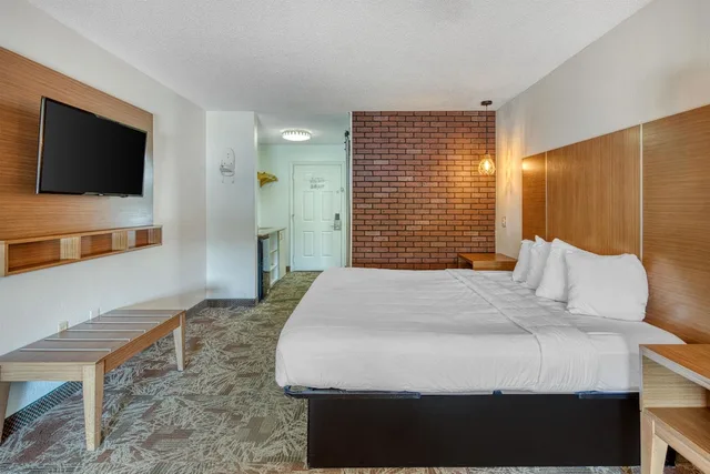 جناح بسرير كينج مع أريكة، SureStay Hotel by Best Western Tuscaloosa Southeast 1/8