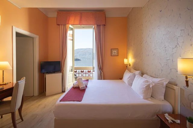 غرفة ديلوكس بسرير مزدوج أو سريرين منفصلين بإطلالة على البحيرة بشرفة، Hotel Pallanza 4/10