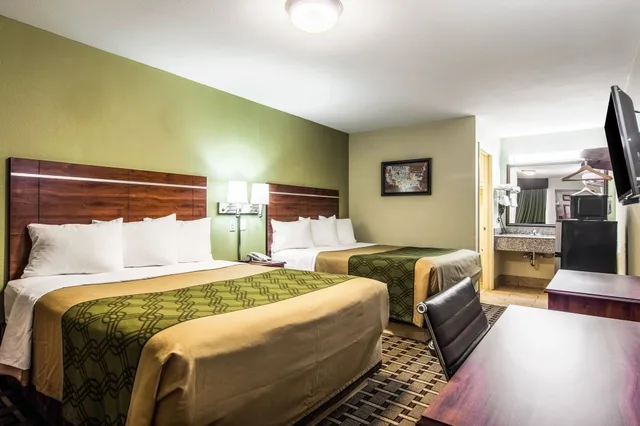 غرفة قياسية بسريرين كوين يُسمح فيها بالحيوانات الأليفة للمدخنين، Econo Lodge Jasper AL 1/8