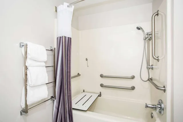 غرفة بسرير مزدوج لذوي الإعاقة، La Quinta Inn & Suites by Wyndham Melbourne Viera 7/9