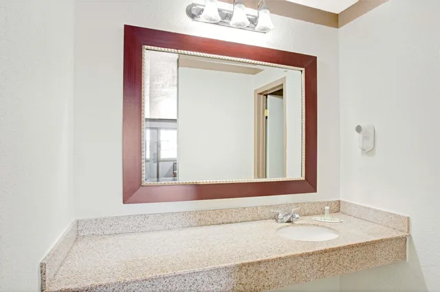 غرفة بسرير كينج مع أريكة، Super 8 by Wyndham Williamsburg/Historic Area 3/3