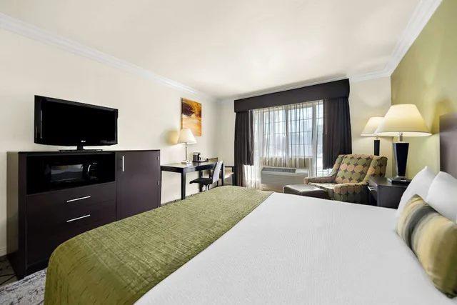 غرفة قياسية بسرير كينج لذوي الإعاقة، Best Western Executive Inn Los Banos 1/5