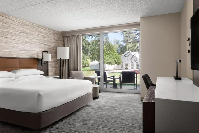 غرفة بسرير كينج بحوض استحمام لذوي الإعاقة، Lincolnshire Marriott Resort 1/10