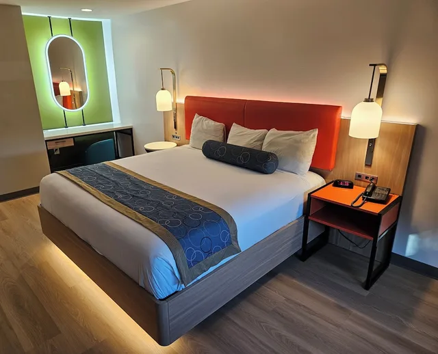 غرفة بسرير كينج، Triplodge Hotel Santa Clarita/Valencia 1/5