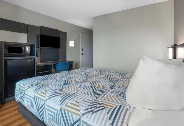 1 Queen Bed - Mobility Accessible Tub, Micfridge, Non-Smoking، Motel6 Montgomery, AL - Airport 7/10