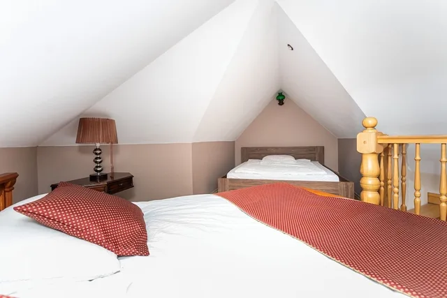 غرفة رباعية بسرير كوين مع أريكة، Royal Residence 8/10