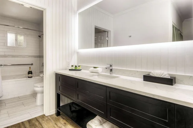 Cottage, Suite, King Bed, Sofa، Aggie Inn, an Ascend Collection Hotel 3/4