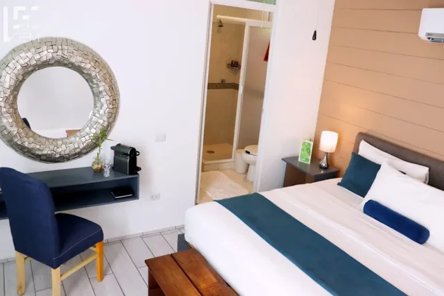 غرفة فاخرة بسرير كينج بإطلالة على المسبح بحمام خاص، Casa Gem B&B 4/10