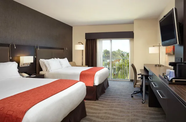 غرفة بسرير كوين بإطلالة على المسبح، Holiday Inn Express and Suites Naples Downtown 3/4