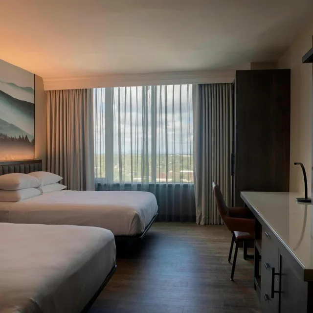 غرفة بسريرين كوين بحوض استحمام لذوي الإعاقة، Winston-Salem Marriott 2/6