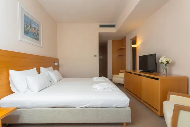 Comfort, Double Bed, with Extra Bed, Side Sea View، Family Hotel La Luna – All inclusive 4/7
