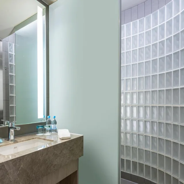 Standard, Queen Bed, Bath and Shower، Holiday Inn Express Hong Kong Mongkok 10/10